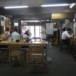 坂内食堂 - 店内（朝はすいています）