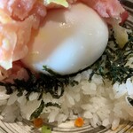 吉祥寺 肉ドレス海鮮丼 - 中から卵