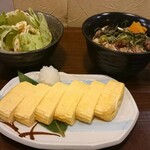 ゆ鳥 - 焼鳥丼・タズミ卵のだし巻玉子・キャベツ