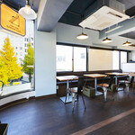 Happy Camper SANDWICHES - 眺めのいい開放的な店内