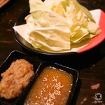 下西川町酒場 はね黒 - お通し・つけダレ二種で、キャベツ食べ放題(≧∀≦)