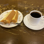 ヴェルデ - 全体図。
            コーヒー、コロンビア６００円とシフォンケーキはオレンジ３００円。
            合計９００円のオヤツです。
            