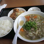 中国料理 同楽縁 - ホルモンうどん定食 630円