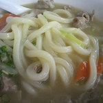 中国料理 同楽縁 - ホルモンうどんのうどんはこんな感じ。こし有りでしっかりしています