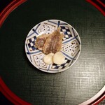 あさば - メヒカリと百合根の 衣あげ 
      揚げ物を 下の厨房から 熱々持ってくるのも すごい      お皿も  もちろん
      温めてます