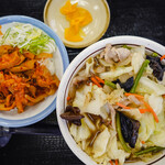 山田うどん - 野菜の旨みたっぷりうどん+ミニ赤パンチ丼