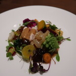カントニーズ 燕 - くらげの胡麻風味和えとバンバンジー　季節野菜のバラエティーと鎮江香醋ジュレソース