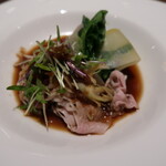 カントニーズ 燕 - ゆで豚ロースしゃぶしゃぶ肉と冬野菜の 中国鎮江黒酢の生姜風味ソースで