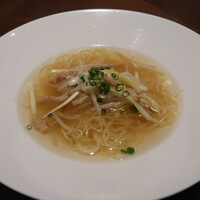 カントニーズ 燕 - 黄ニラ、もやしと大豆ミート細切り炒め入り　香港細麺スープヌードル