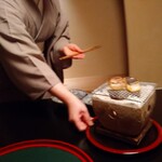 あさば - 真名鰹味噌柚子庵焼   美しい所作でお取り分け