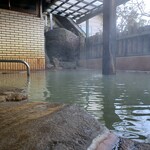 Motoyu Hakoyama Onsen - 日帰り温泉の露天風呂-日によって色が変わる源泉かけ流し温泉。柱の湯口から、とめどなく流れます。露天から眺める景色は、箱山の四季を感じる眺望 (5)