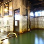 Motoyu Hakoyama Onsen - 日帰り温泉は、源泉かけ流し温泉の内湯-広々とした内湯、木のぬくもりを感じる天井は、高さのある開放感。