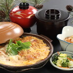Motoyu Hakoyama Onsen - 日帰りメニュー_かつ鍋定食800円には、ご飯とお味噌汁、小鉢、お漬物がついてます。