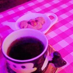 ミルク村 - サービスのクッキーとコーヒー。
      なんとなく豊平の「レストラン リーフ」さんを彷彿させますね。