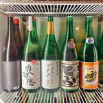 Waura Sakaba Ni - 季節のおすすめ日本酒をラインナップ！