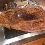 大阪焼肉・ホルモンふたご - ＊ 黒毛和牛のはみ出るカルビ　タレ　1,680円