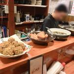 日の丸や - カウンターに並ぶおばんざい