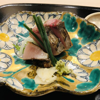 よし澤 - 山形県産サワラの藁焼き　ニンニク　山葵　ポン酢