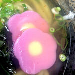 はなちゃんうどん  - はなちゃんかまぼこ。