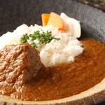 Matsusaka U Shikai Sekishin - 小麦粉は使わず、松阪牛の骨、スジ、野菜などを3日間　煮込んで仕上げました。ビーフシチューのような松阪牛の塊肉のとろける食感、十数種類のスパイスの上品な香りをお楽しみください。