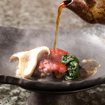 Matsusaka U Shikai Sekishin - 低温調理で加熱した後、割下に漬け込んだ霜降り肉を最後に陶板でとろける食感に仕上げます。
