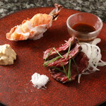 Matsusaka U Shikai Sekishin - オマール海老を約1分だけ蒸し、外はプリッと中はトロッとした食感に仕上げました。松阪牛のタタキはニンニク卵黄ソースでお召し上がりください。