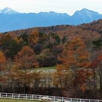 清泉寮ジャージーハット - 冠雪した山と紅葉