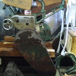 ラーメン二郎 - 店の奥に鎮座する製麺機