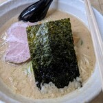 ラーメンがんことんこつ - 正油とんこつネギラーメン700円
            濃厚こってりな味わい
            ネギはたぶん聞き逃された