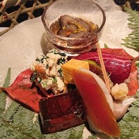 花邑 - 八寸はナマコ酢、鮪にぎり、牡蛎、ウニとチーズ、カラスミ、卯の花、ゼリー寄せ