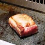 西麻布 焼肉 X - 厚切りタンは鉄板焼