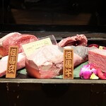 西麻布 焼肉 X - 本日のお肉は宝箱の中から登場