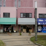 埼玉屋食堂 - 駅前広場より 3軒並んだ一番左が埼玉屋食堂