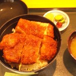 青い塔 - ロースかつ丼（980円）･･･お味噌汁、漬物付き