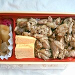 Torikappou Hiroki - 鶏もも肉の炭火焼きが一面を覆います