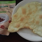 菅原商店 - 料理写真:ベジカレーのおとも（ねこ的ナン＝ニャン）にいただきます。