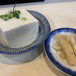 食事と酒処 真 - セットの豆腐と漬物