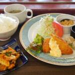 カフェ ミリクーレ - 2020.12.17 本日の日替わりランチ(豚キムチ、鶏そぼろ、白身フライ、焼売、小鉢、サラダ、スープ)
