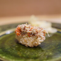 うを徳 - 間人蟹の雌（セコガニ）の身と内子と外子をたっぷり使った握り