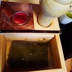 あさば - 優れ物の 湯豆腐  赤々と しているのは 炭
      昆布を敷いてます 