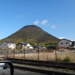 純手打うどん よしや - 見えるは「飯野山」 あの麓にお店が。