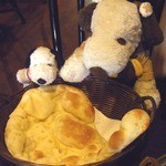 ナンがでかい〜今まで食べたナンの中で間違いなく最大のナンだよ。焼き立てでとってもいいにおいがするね〜ふわふわですごく美味しい！！