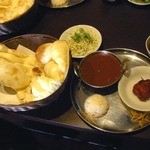 ボキらが注文したのは、ランチメニュー。カレーセットB 850円 カレー1種類、スープ、サラダ、チキンティカ、ナン、ライス、漬物