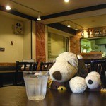 去年の夏にオープンしたお店なので、店内はとってもきれい。平日お昼過ぎの店内にはまったりとした空気が流れています・・・