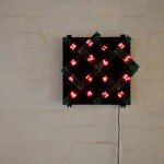 あさば - サロン入り口    宮島達男さんの
      LEDを用いて1から9までの数字が変化するデジタルカウンターを使った作品
      直島で 見たっけ ・・・