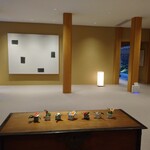 あさば - このアート 篠田桃紅さんかなあ と
      女将さんに 尋ねたら 李 禹煥（リ・ウーファン、Lee U-Fan)さんの 作品  だそうです よく あさばに 泊まりにいらっしゃっるそうです 
      直島で 見たっけ・