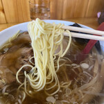 ラーメン赤大屋 - 喉に適度に絡む、食べ応えある細麺。