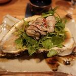 たくまんま - 仙鳳趾の牡蠣がメインなのに下に置き、上には佐賀の小さないろは牡蠣をパクチー