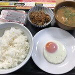 Nakau - 目玉焼き牛小鉢朝定食(ライス大盛無料)¥380+豚汁変更¥90