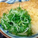 丸亀製麺 - 【2020.12.17(木)】きつねうどん(並盛)440円の揚げ玉と刻みネギ